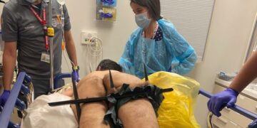 Hombre terminó empalado en una verja con un testículo atravesado