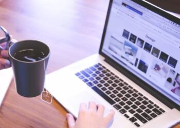 Hacer un tour en la bahía de Santander con una barquita a motor