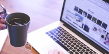 Hacer un tour en la bahía de Santander con una barquita a motor