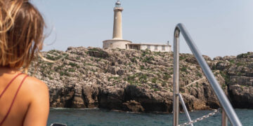 Hacer un tour en la bahía de Santander con una barquita a motor