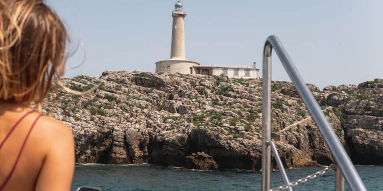 Hacer un tour en la bahía de Santander con una barquita a motor