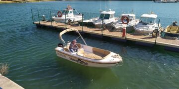 Hacer un tour en la bahía de Santander con una barquita a motor