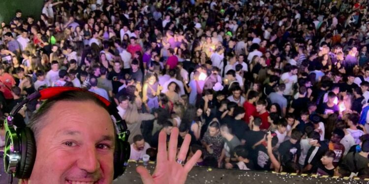 La vida desconocida de un DJ en Cantabria