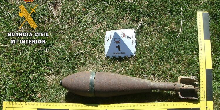 Aparece un proyectil de la Guerra Civil Española en un desescombro en Cantabria