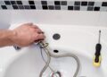 Un fontanero de Torrelavega nos explica cómo funciona un desatasco