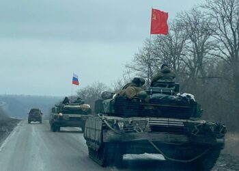 Carros de combate rusos en Ucrania con la bandera de la Unión Soviética