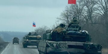 Carros de combate rusos en Ucrania con la bandera de la Unión Soviética