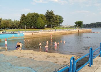 Limpieza de pueblos en Cantabria: mugre y basura en Punta Parayas