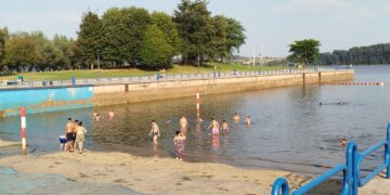 Limpieza de pueblos en Cantabria: mugre y basura en Punta Parayas