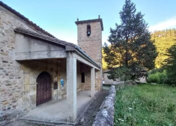 La polémica reforma de un pórtico de una iglesia antigua con hormigón en Cantabria
