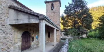 La polémica reforma de un pórtico de una iglesia antigua con hormigón en Cantabria