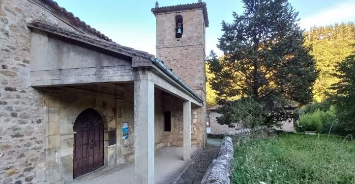 La polémica reforma de un pórtico de una iglesia antigua con hormigón en Cantabria
