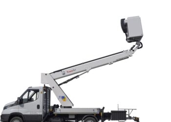 Camión con cesta elevadora en Cantabria