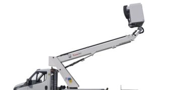 Camión con cesta elevadora en Cantabria