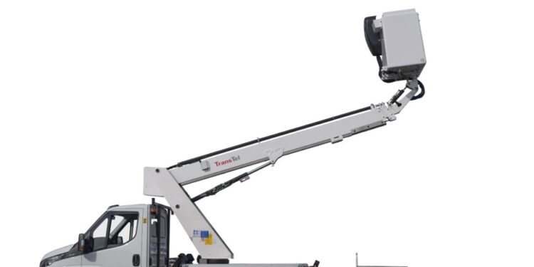 Camión con cesta elevadora en Cantabria