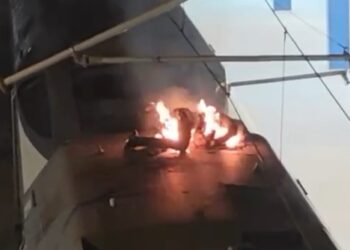 Dos tarados se lanzan al techo de un tren en Lérida y uno de ellos muere abrasado