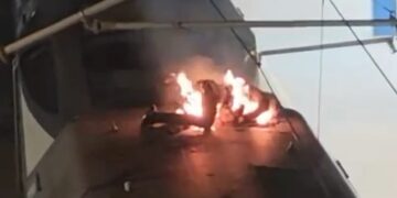 Dos tarados se lanzan al techo de un tren en Lérida y uno de ellos muere abrasado