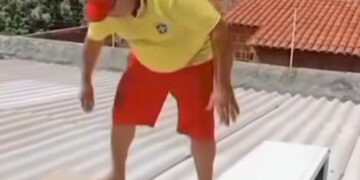 Auténtico descerebrado enseña reparación de tejados en Guadalajara y se mata