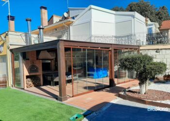 Cortinas de cristal en Santander: funcionalidad y estética frente al clima
