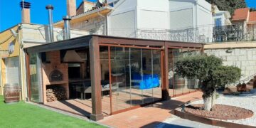 Cortinas de cristal en Santander: funcionalidad y estética frente al clima