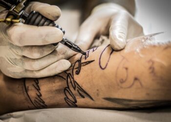 Dermatología en Cantabria: cómo revisarse y quitarse los tatuajes por salud