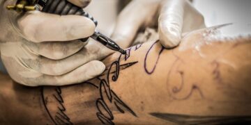 Dermatología en Cantabria: cómo revisarse y quitarse los tatuajes por salud