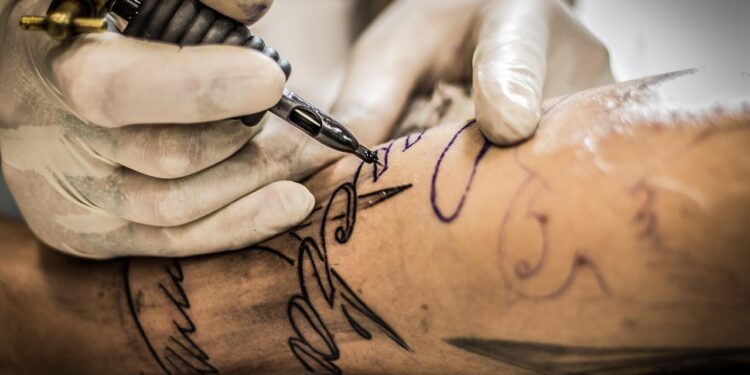 Dermatología en Cantabria: cómo revisarse y quitarse los tatuajes por salud
