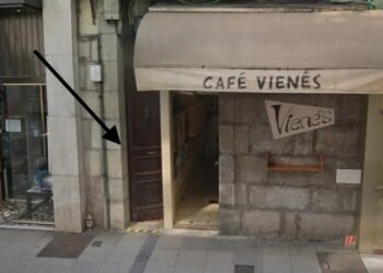 La limpieza de pisos en Santander y los misterios de la puerta más estrecha de la ciudad
