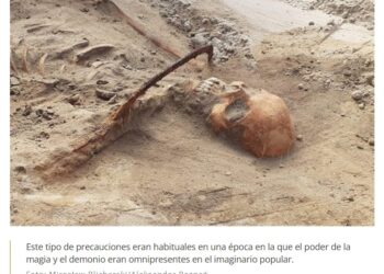 Una joven de origen noble que fue enterrada con una guadaña sobre su cuello