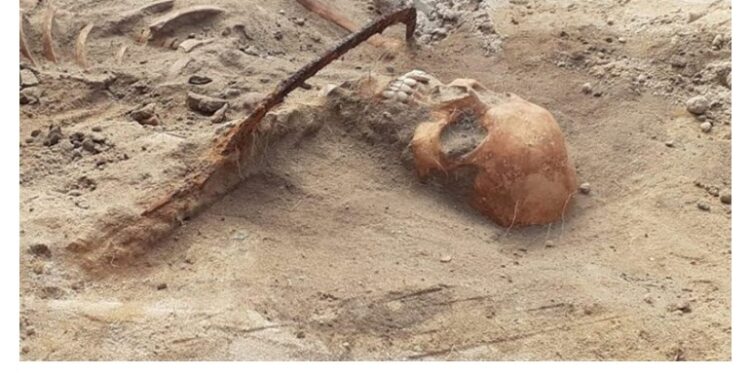 Una joven de origen noble que fue enterrada con una guadaña sobre su cuello