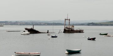 ¿Qué hace un barco naufragado en la Bahía de Santander?