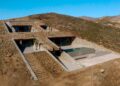 Una vivienda excavada en la roca en una isla griega como ejemplo de arquitectura integrada en el paisaje