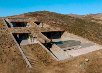 Una vivienda excavada en la roca en una isla griega como ejemplo de arquitectura integrada en el paisaje