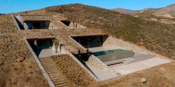Una vivienda excavada en la roca en una isla griega como ejemplo de arquitectura integrada en el paisaje