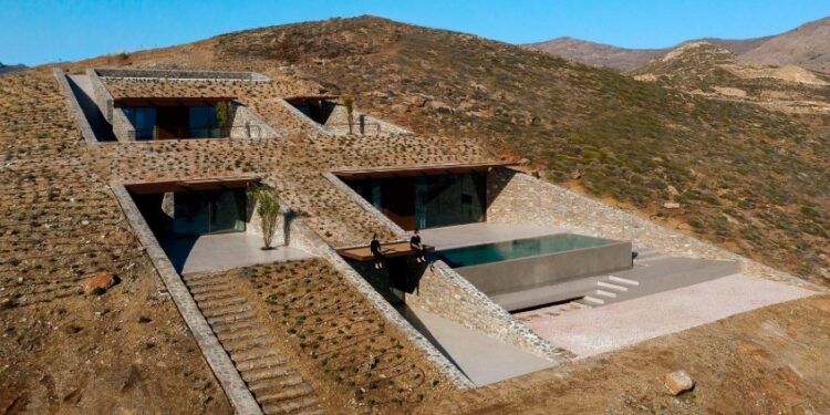 Una vivienda excavada en la roca en una isla griega como ejemplo de arquitectura integrada en el paisaje