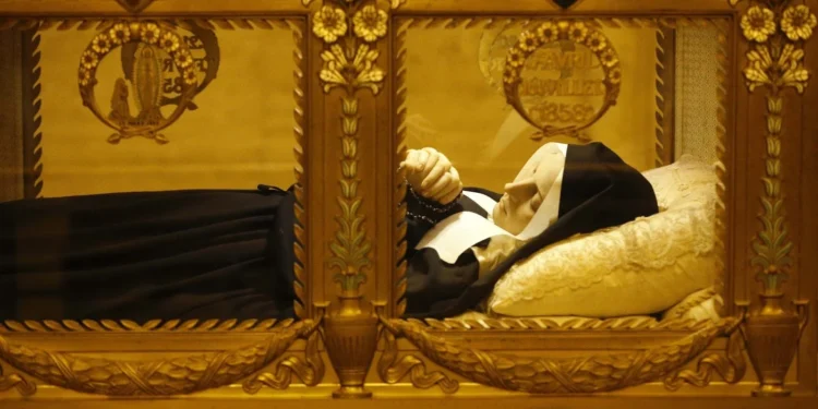 Dios existe: la realidad de las apariciones de Lourdes