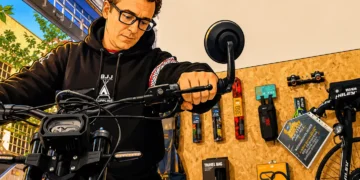 La mujer que no podía elegir entre una moto y una bici eléctrica en Santander