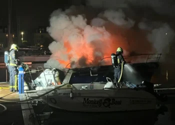 Un barco de más de 300.000 euros se quema en un incendio en el Puerto de Raos de Santander