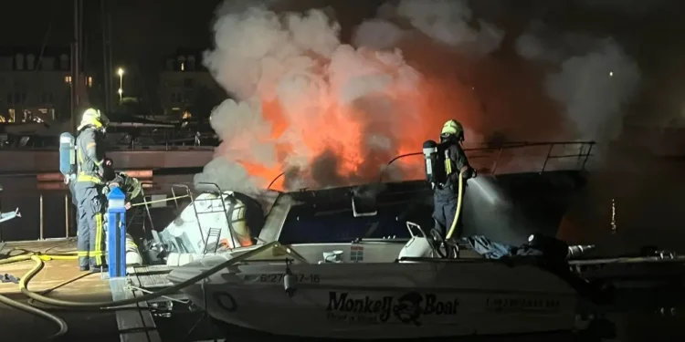 Un barco de más de 300.000 euros se quema en un incendio en el Puerto de Raos de Santander