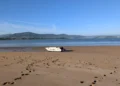 Inconscientes dejan una barca varada en el Puntal