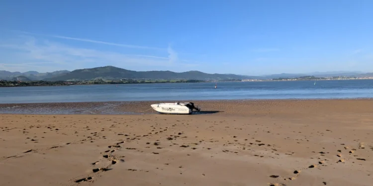 Inconscientes dejan una barca varada en el Puntal