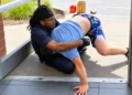 Se presenta borracho en la entrevista de trabajo y se monta una pelea de MMA con muy buen grappling