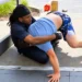 Se presenta borracho en la entrevista de trabajo y se monta una pelea de MMA con muy buen grappling