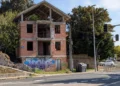 Empresa de derribos en Santander: un andamio a punto de caerse en Peñacastillo