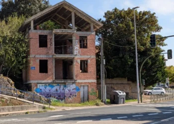 Empresa de derribos en Santander: un andamio a punto de caerse en Peñacastillo
