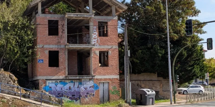 Empresa de derribos en Santander: un andamio a punto de caerse en Peñacastillo