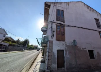Empresa de derribos en Santander: un andamio a punto de caerse en Peñacastillo