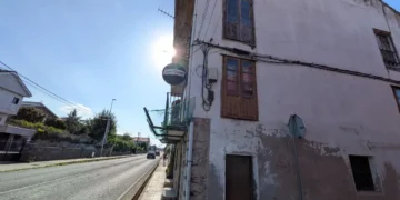 Empresa de derribos en Santander: un andamio a punto de caerse en Peñacastillo