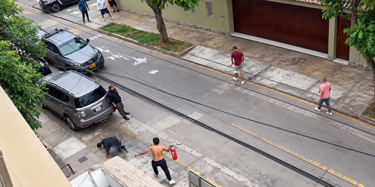 Alucinante pelea callejera multitudinaria termina con el uso barbarico de un extintor